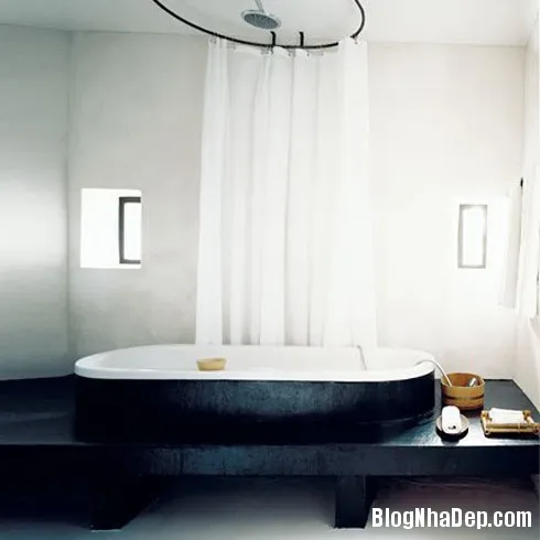 Phòng tắm đẹp mắt với hai gam màu đen trắng