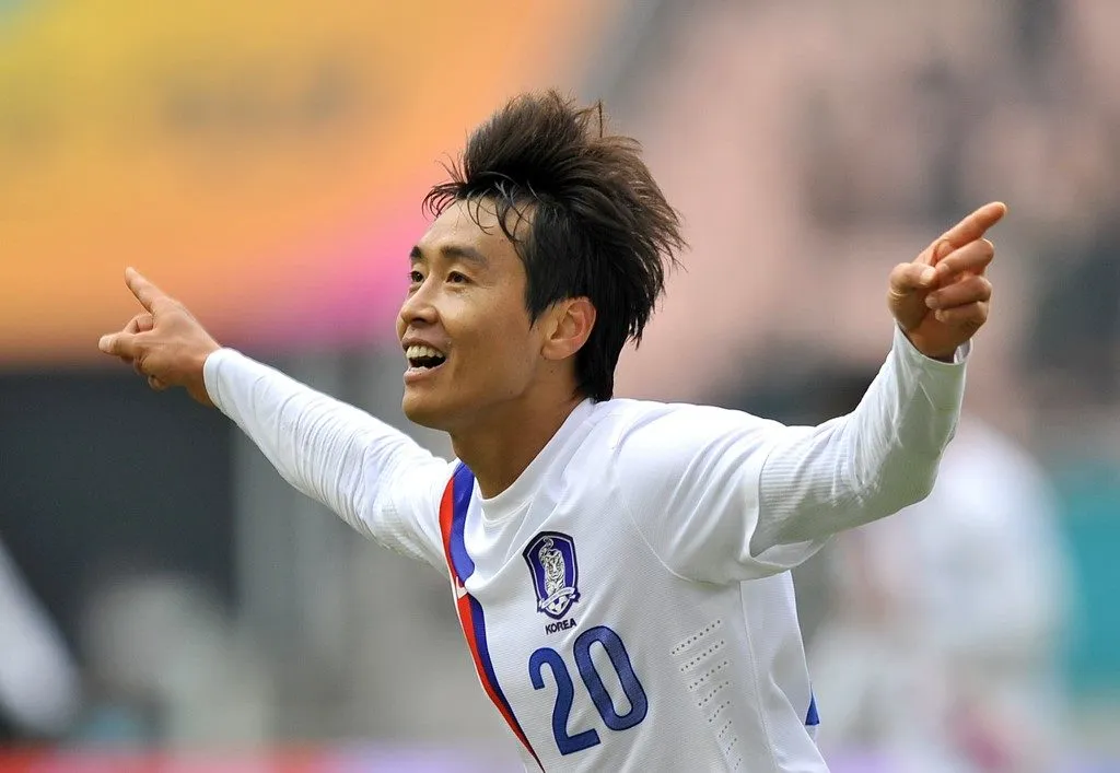 Lee Dong-gook Là Ai? – Sự Nghiệp, Đời Tư Của Cầu thủ Người Hàn